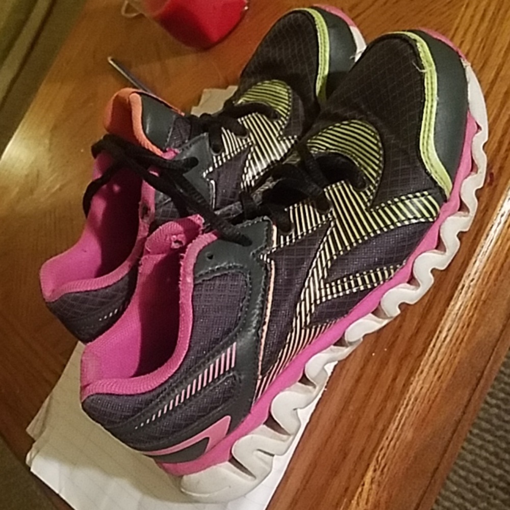 Lil firls size 2 reebok zigs